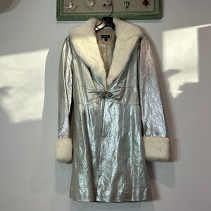 BEBE Silver metallic leather white fur trim collar/cuff trench coach large Y2K